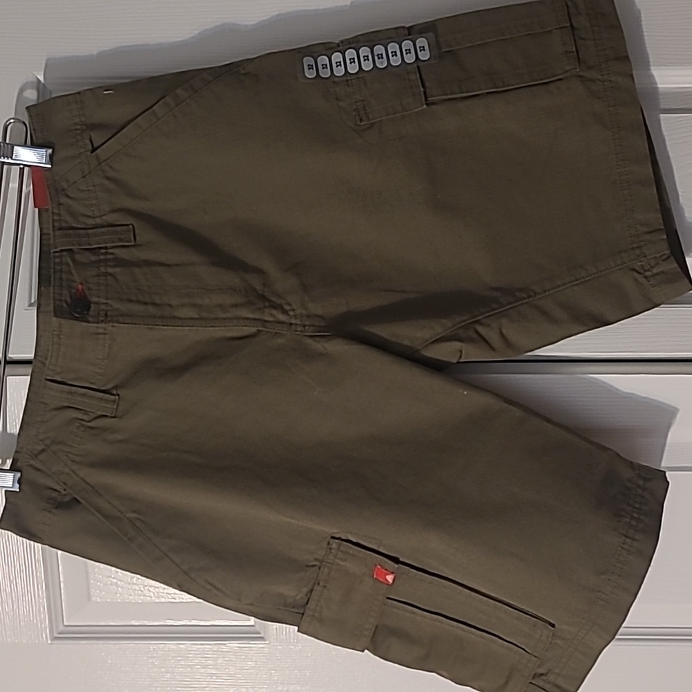 Men's olive green cargo shorts. Size 32. EMS.